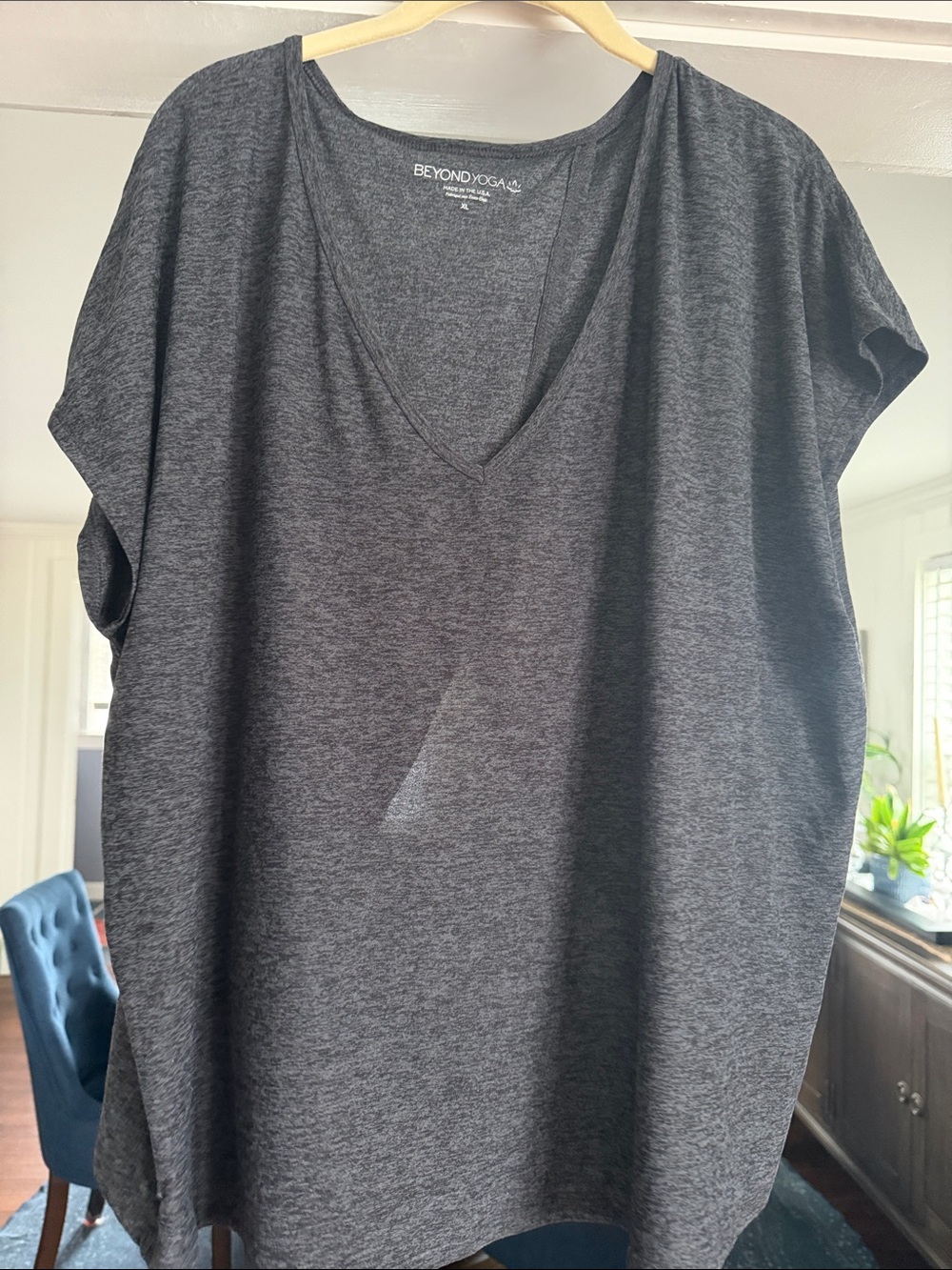 Beyond Yoga Women's V-Neck Dolman Tee in Heather Charcoal